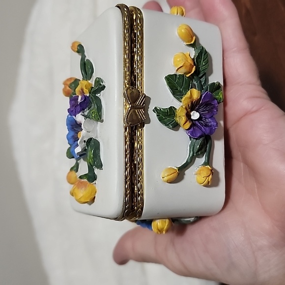 Vintage Floral Trinket Box with Gold Accents - Picture 7 of 9